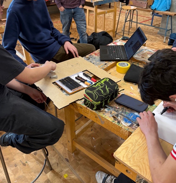 Elever arbejder med elektronik og Makey Makey