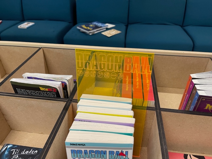 Lasercuttede akryl-skillevægge med Dragon Ball-motiver i bogreolen