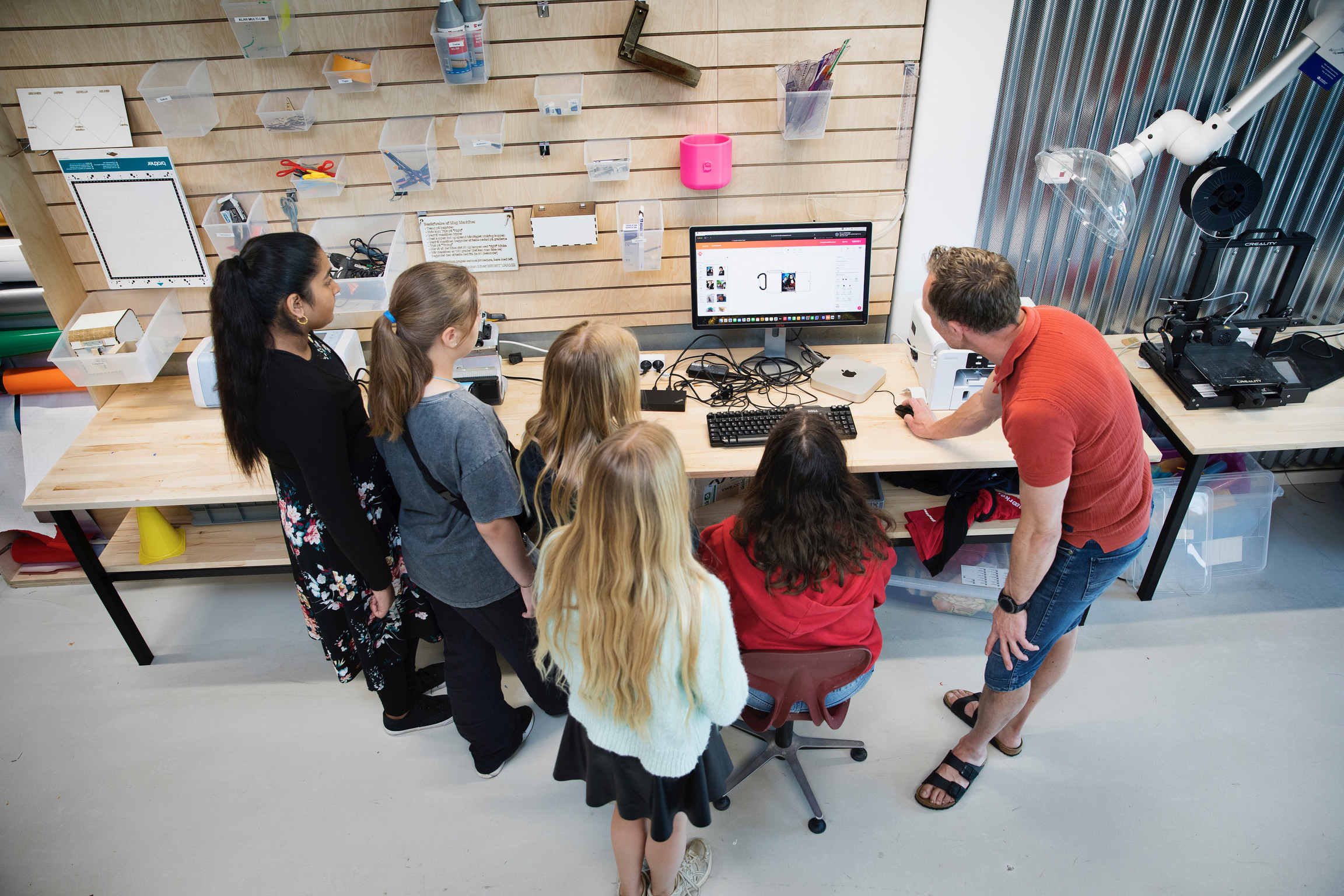 Jacob Kiellberg underviser elever i et makerspace med 3D-printere og lasercuttere
