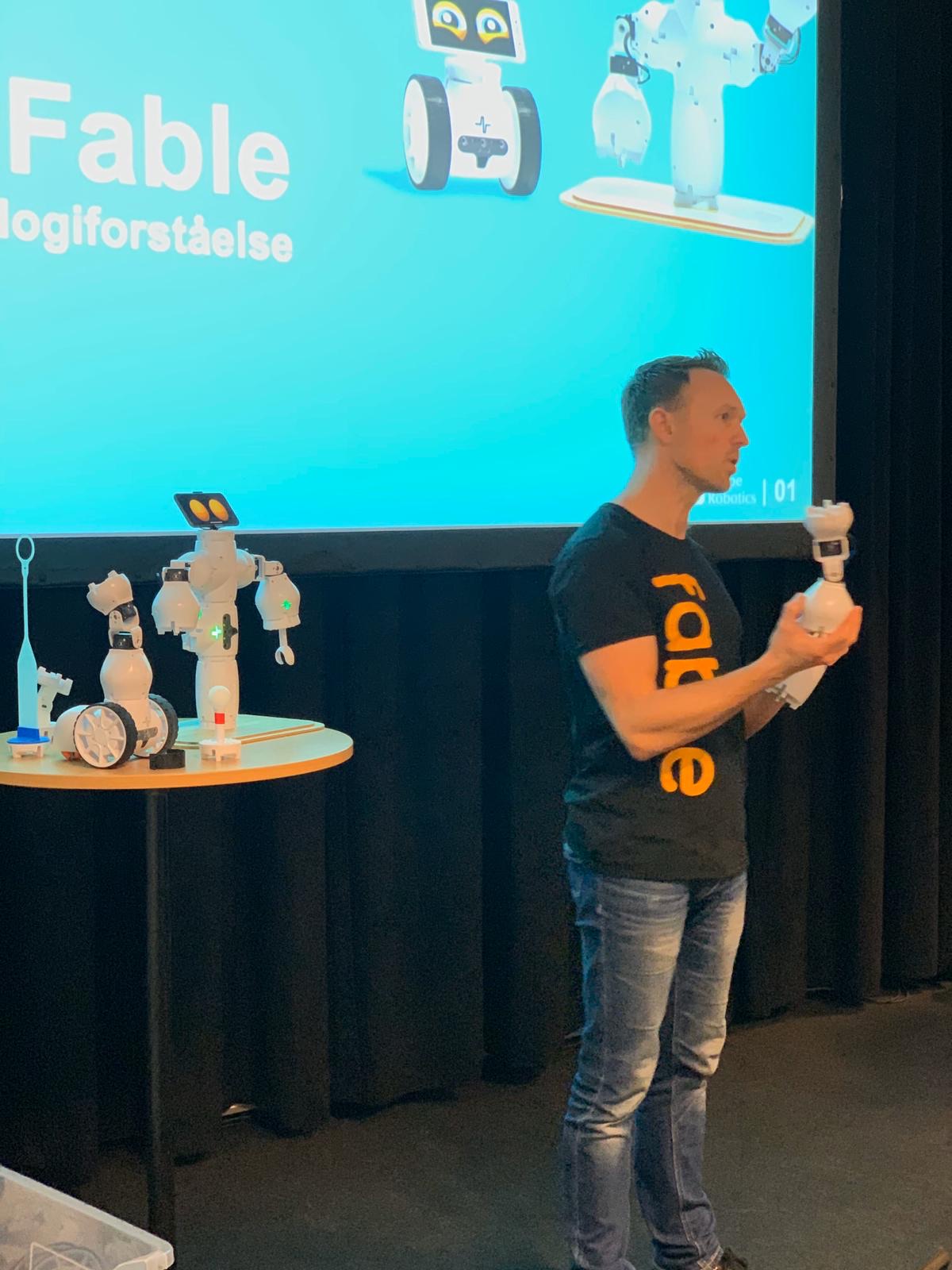 Jacob på scenen med Fable-robotter