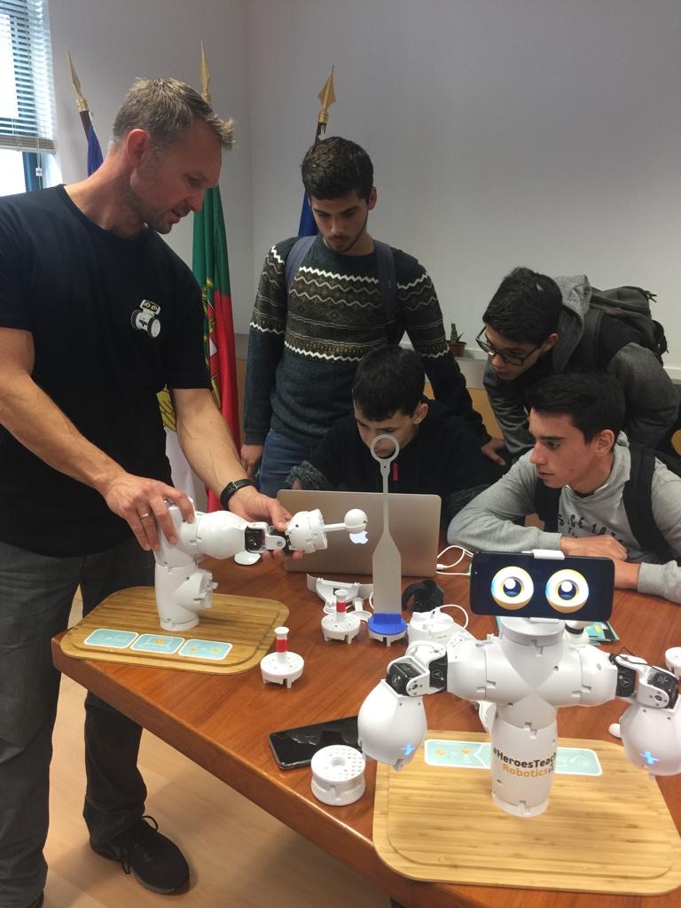 Jacob underviser med Fable-robotter i Portugal