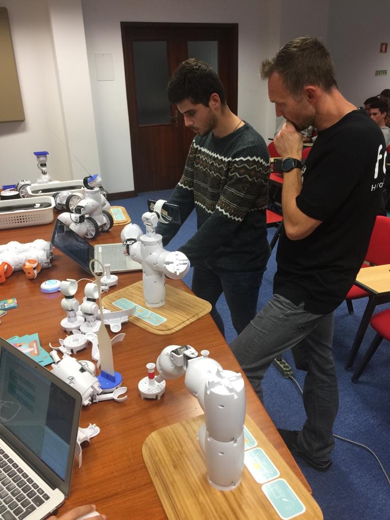 Jacob og elev arbejder koncentreret med robotter