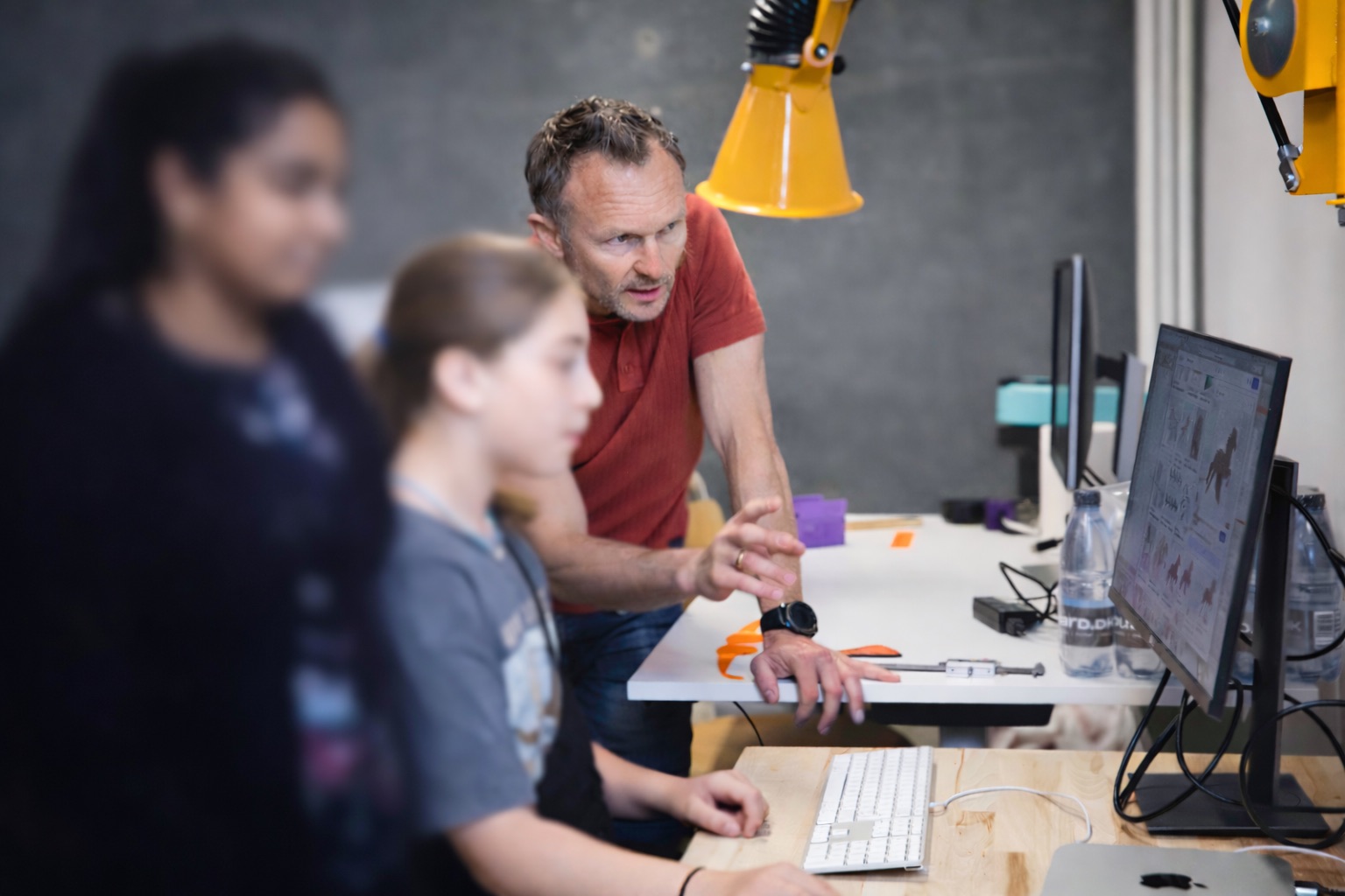 Jacob hjælper elever ved computeren