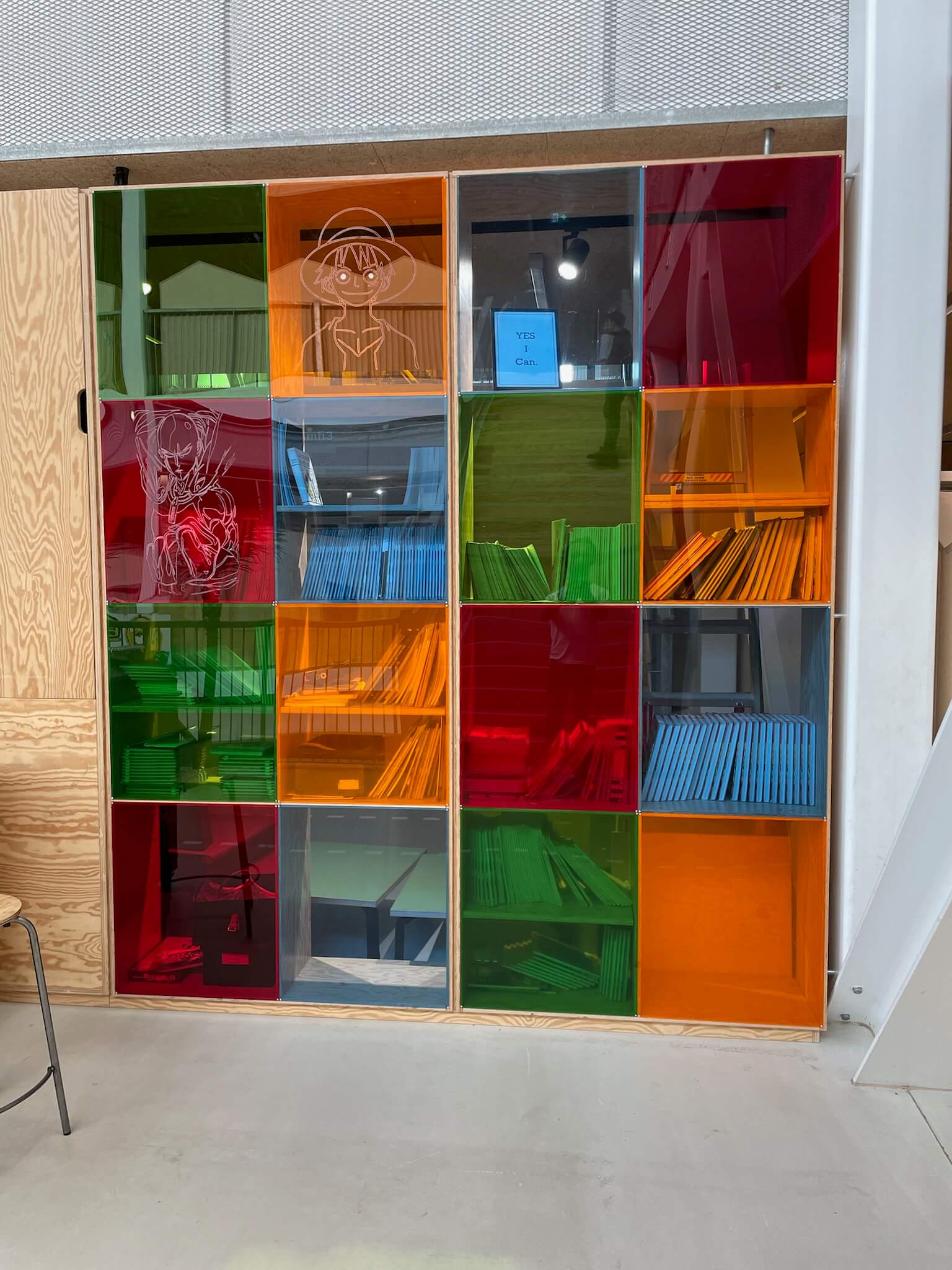 Farverig akrylreol i makerspace